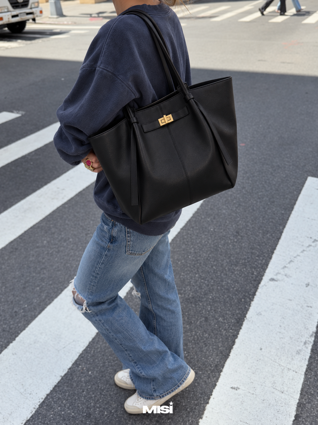 "It girl" bag black